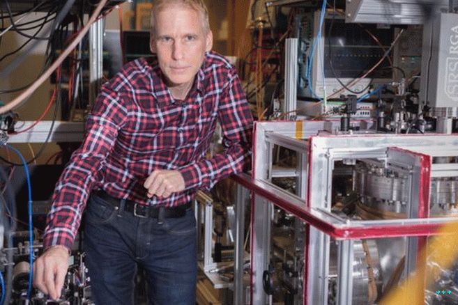 Group leader Eric Hessels in his York Univerza  lab.